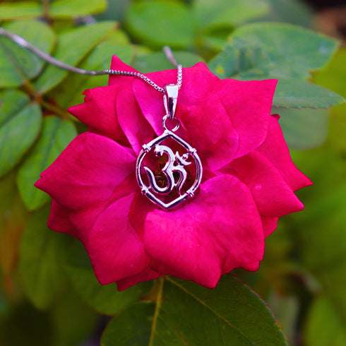 Hallmark Silver Minimal OM Pendant With Box Chain